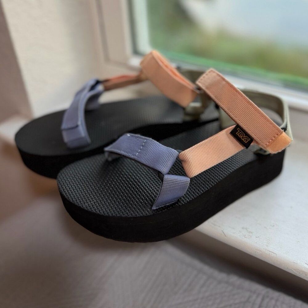 Teva Women's Flatform Universal Platform Sandals in Pastel Colors Size 6